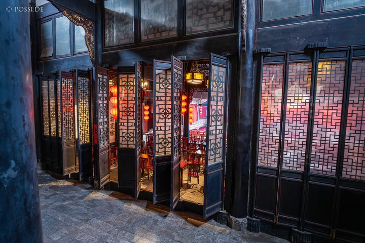 Das Bild zeigt ein chinesisches Restaurant mit traditionell gestalteten Türen und Fenstern. (03.04.2025)