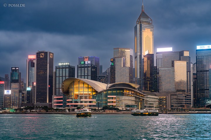 Die Skyline von Hongkong ist im Bild zu sehen, mit einer beeindruckenden Ansammlung von hohen Gebäuden und einem dunklen Himmel. (08.04.2025)